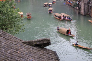 水乡河道上的船只景象