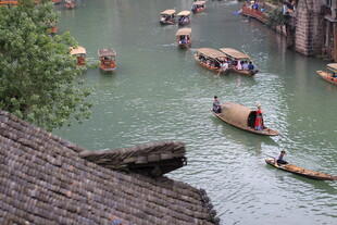 水乡河道上的船只景象
