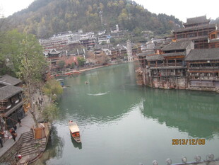 湘西古镇河畔风光