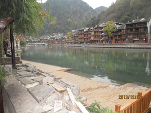 湘西河畔古朴景致