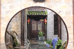 中式圆门庭院景致