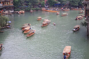 河上船只穿梭的水乡景象