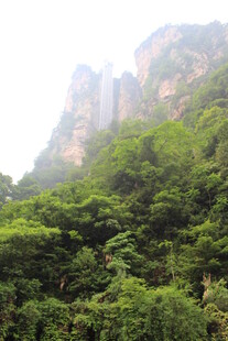 青山翠谷间的壮丽山峰