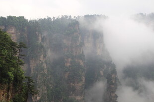 云雾缭绕的壮丽山峰
