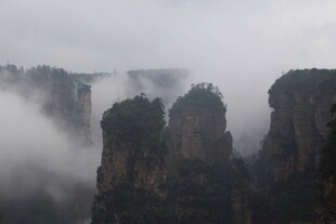 云雾缭绕的壮观山峰景色