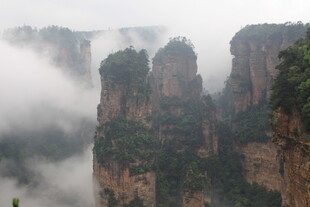 云雾缭绕的壮丽山峰景观