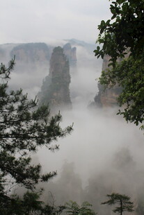 云雾缭绕的壮美山川景观