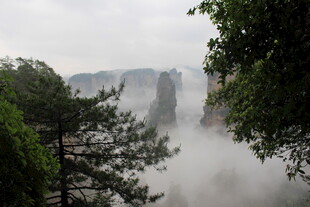 云雾缭绕的山间奇景