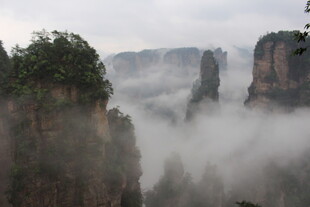 云雾缭绕的壮丽山峰景观