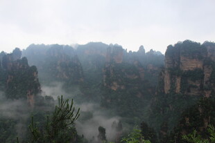 云雾缭绕的壮美山川景色