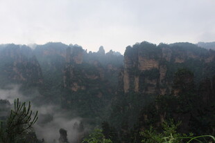 云雾缭绕的壮美山峦景色
