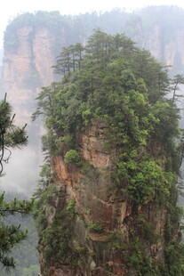 奇峰耸翠的壮丽自然景观