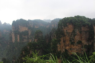 云雾缭绕的壮丽山峰