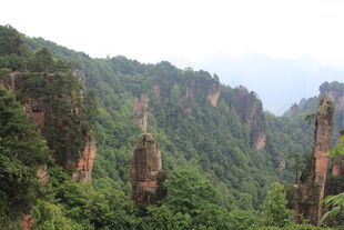奇峰林立的壮美山峦景观