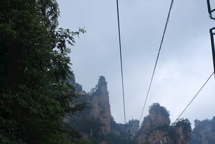 云雾缭绕的壮丽山峰景观