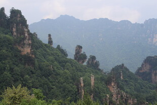 奇峰罗列的壮美山林景观