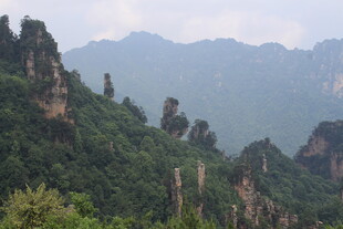 奇峰罗列的壮美山林景观