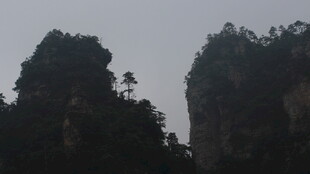 云雾中巍峨的奇特山峰