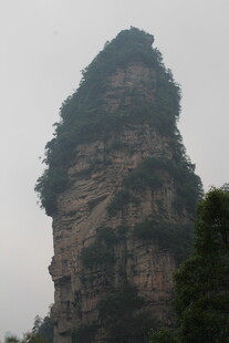 奇峰耸立 绿意盎然的山峦