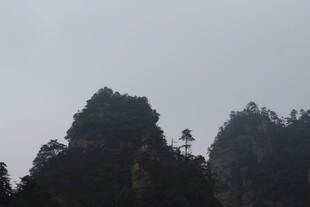 云雾中的奇特山峰景观
