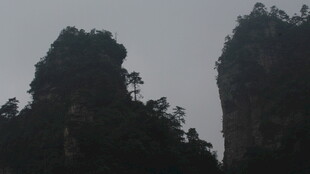 奇峰耸立的壮丽山景