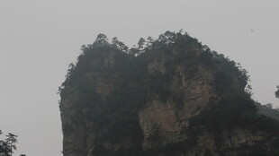 云雾缭绕的险峻山峰