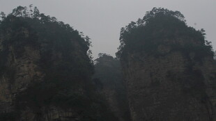 云雾缭绕的壮丽山峰