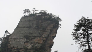 孤峰耸立的壮丽自然景观