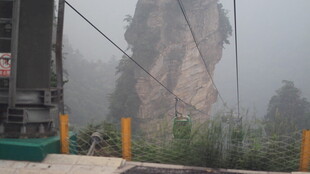 山间栈道旁的巍峨奇峰