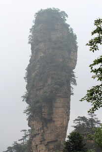 奇峰耸立的壮观自然景观