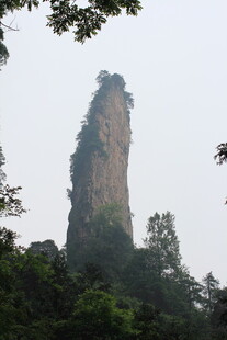 孤峰耸立山林间