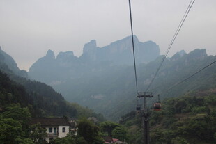 山间美景 云雾缭绕的山峦
