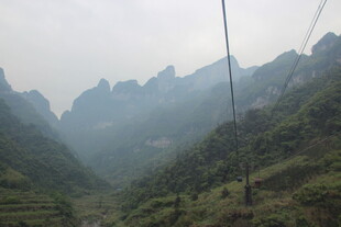 山间美景 云雾缭绕的山谷
