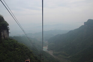 山间索道景色