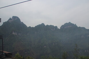 山间云雾缭绕的朦胧景致