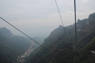 高空缆车穿梭于山峦之间