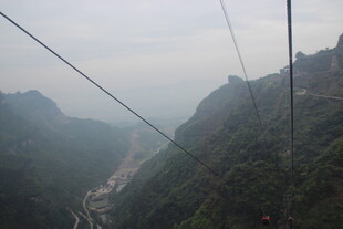 山间索道穿行于壮丽山峦