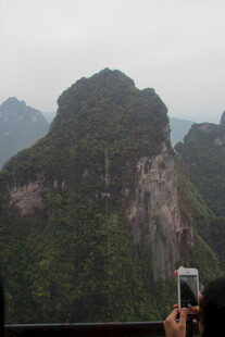 游客拍摄秀丽山峰景色
