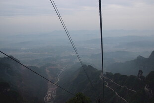高空缆车俯瞰山间美景