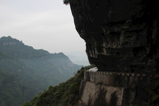 悬崖边的险峻公路
