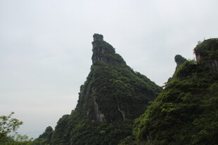 峻峭山峰覆满翠绿植被