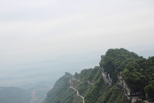 山峦叠翠间的蜿蜒山路