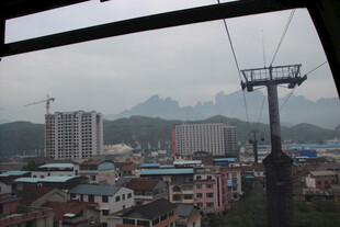 俯瞰山间城镇与缆车景观