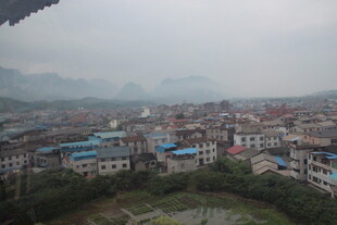俯瞰山间城镇景色