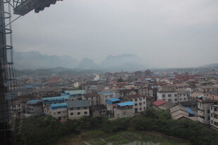 俯瞰山间城镇建筑景观