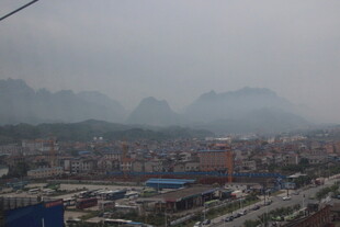 雾中城市与远山景观