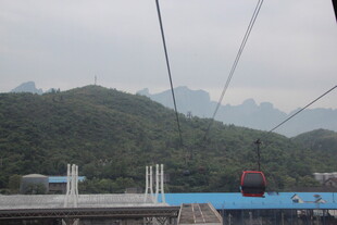 山间缆车穿行于秀丽风景中