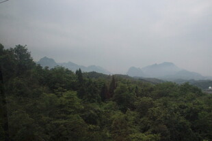 山林间的朦胧远景