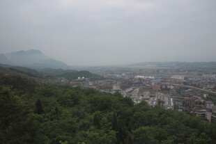 俯瞰山间城镇景色