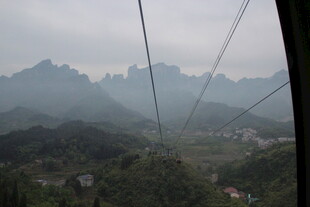 缆车视角下的山峦美景
